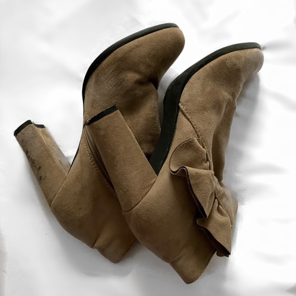 Taupe ruffle accents bootie - Picture 3 of 4